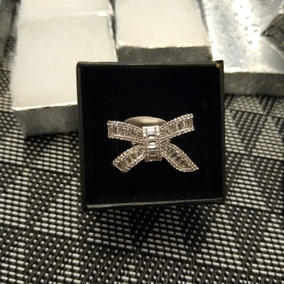 Diamond Bow Ring - Picture 5 of 5